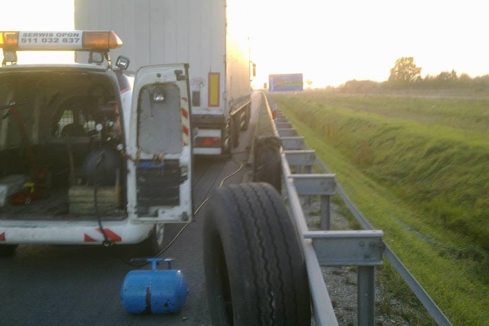 wymiana opony w ciężarówce na autostradzie